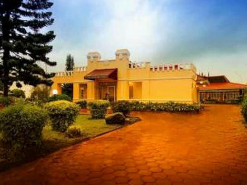 Hotel Indah Palace Tawangmangu Extérieur photo