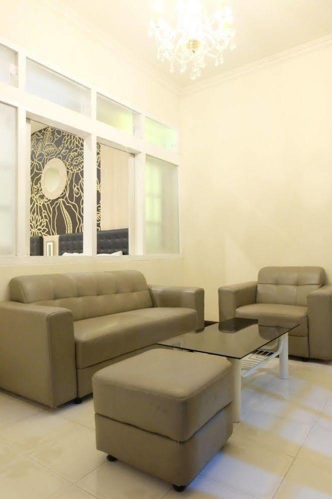 Hotel Indah Palace Tawangmangu Extérieur photo