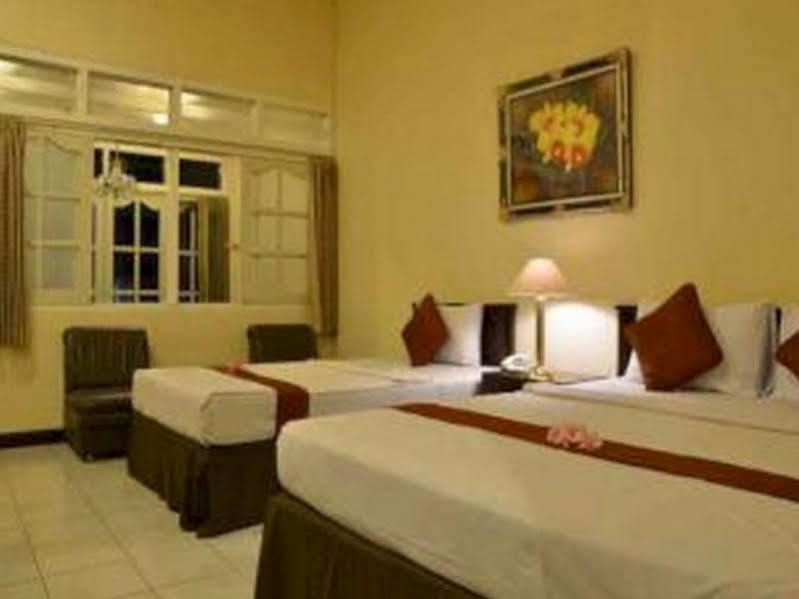 Hotel Indah Palace Tawangmangu Extérieur photo