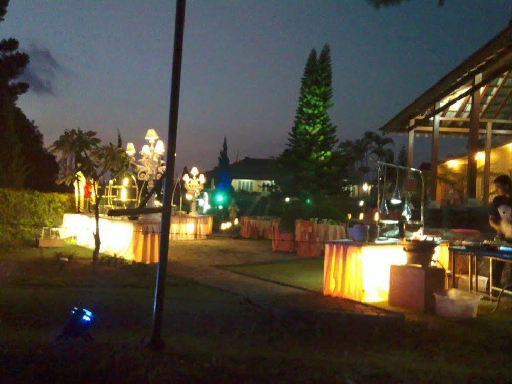 Hotel Indah Palace Tawangmangu Extérieur photo