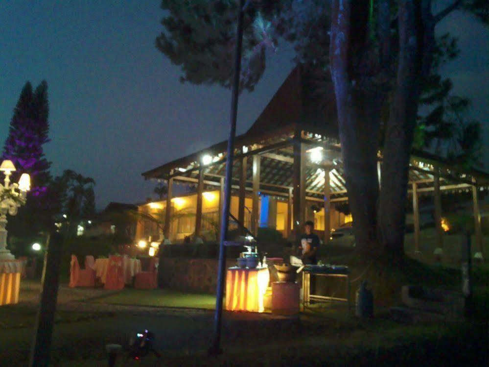 Hotel Indah Palace Tawangmangu Extérieur photo