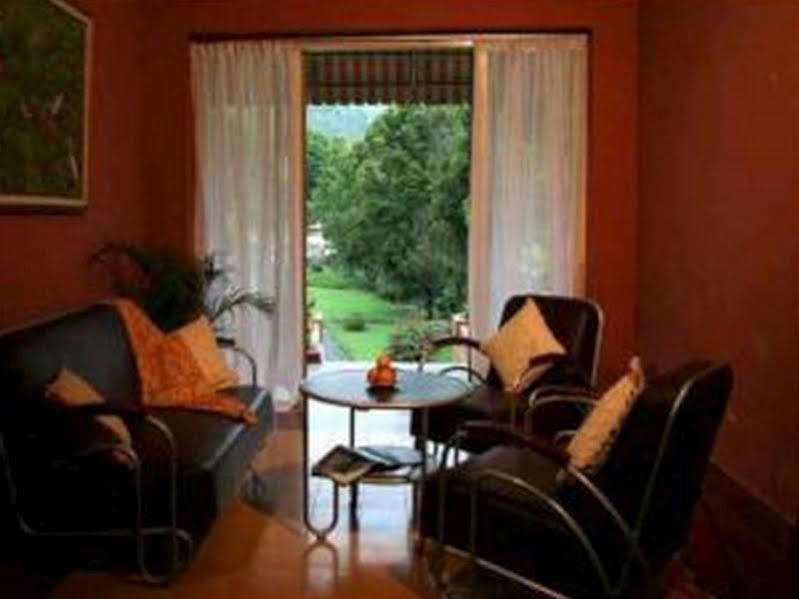 Hotel Indah Palace Tawangmangu Extérieur photo